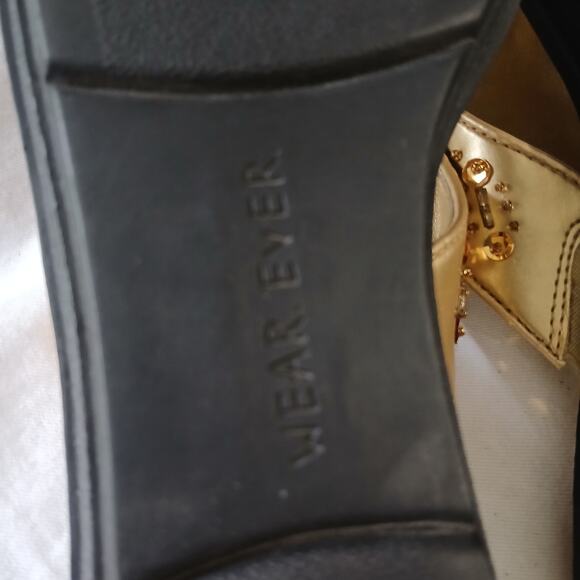 Wear Ever Bare Traps Bongo size 8M gold thong sandals bead and sequin accents - Picture 9 of 16